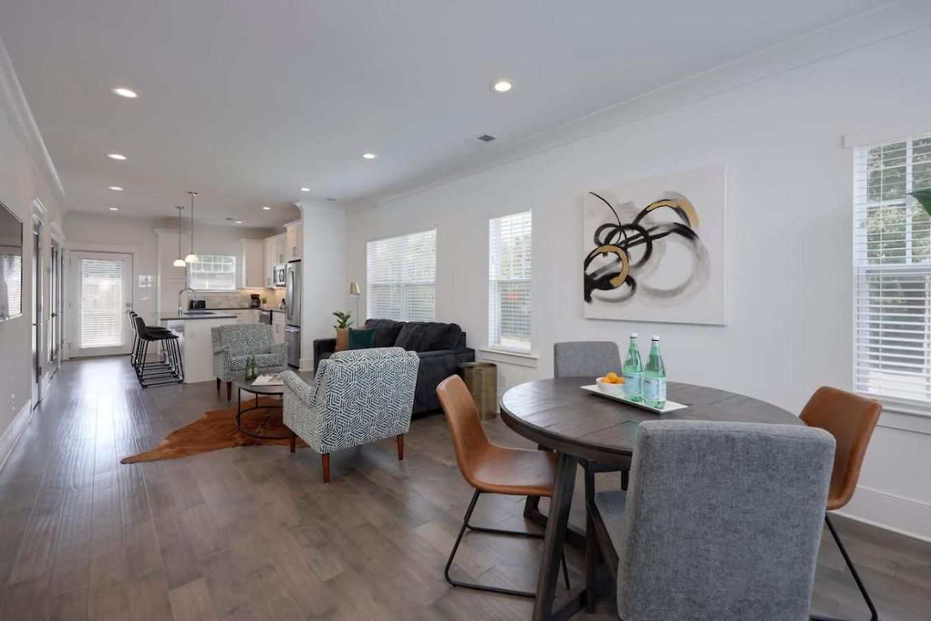 Minutes To Broadway Luxurious Gated Townhome