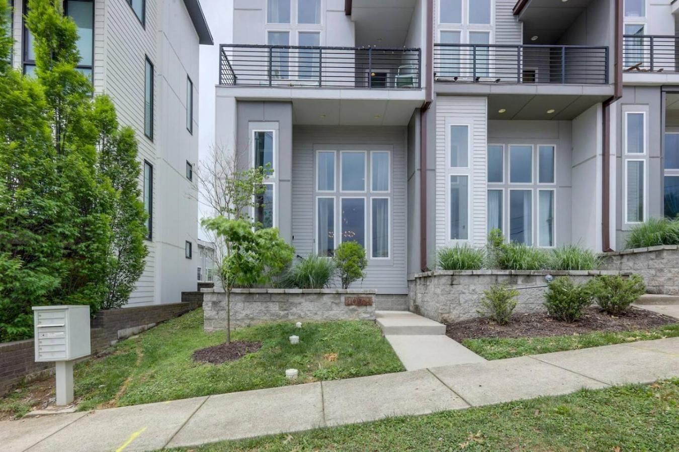 Stunning West End Walkable Area Holiday home *