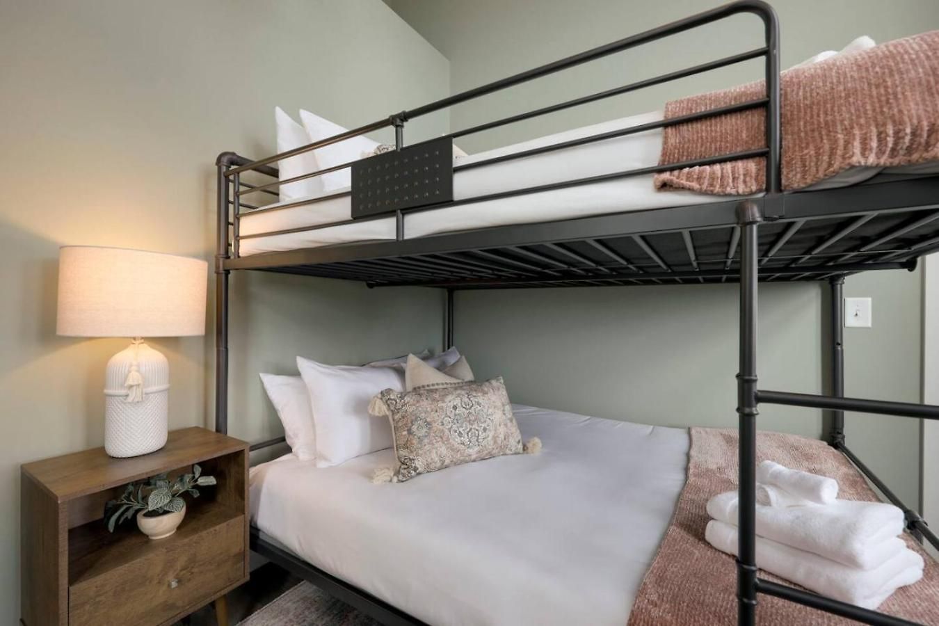 Stunning West End Walkable Area *