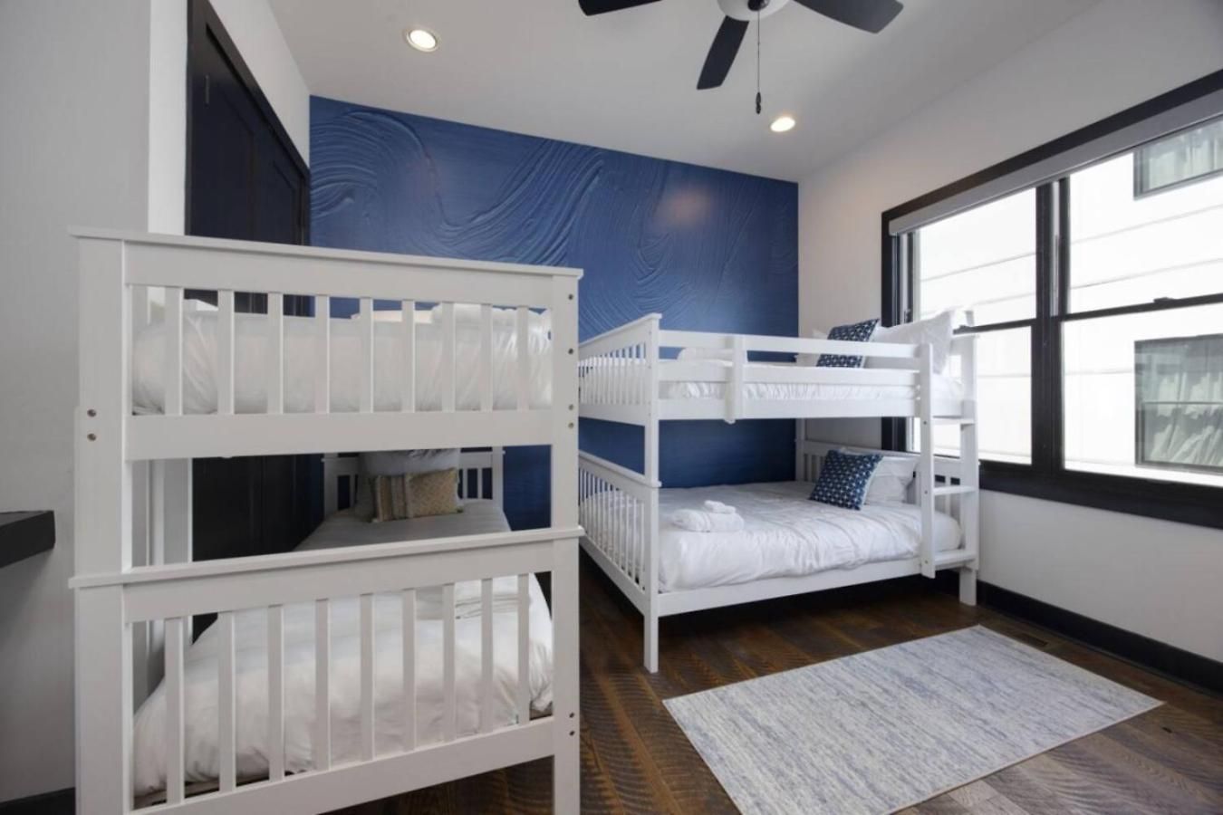 Blue Dreams 4 Bedroom 4.5 Bath With Rooftop Lounge *