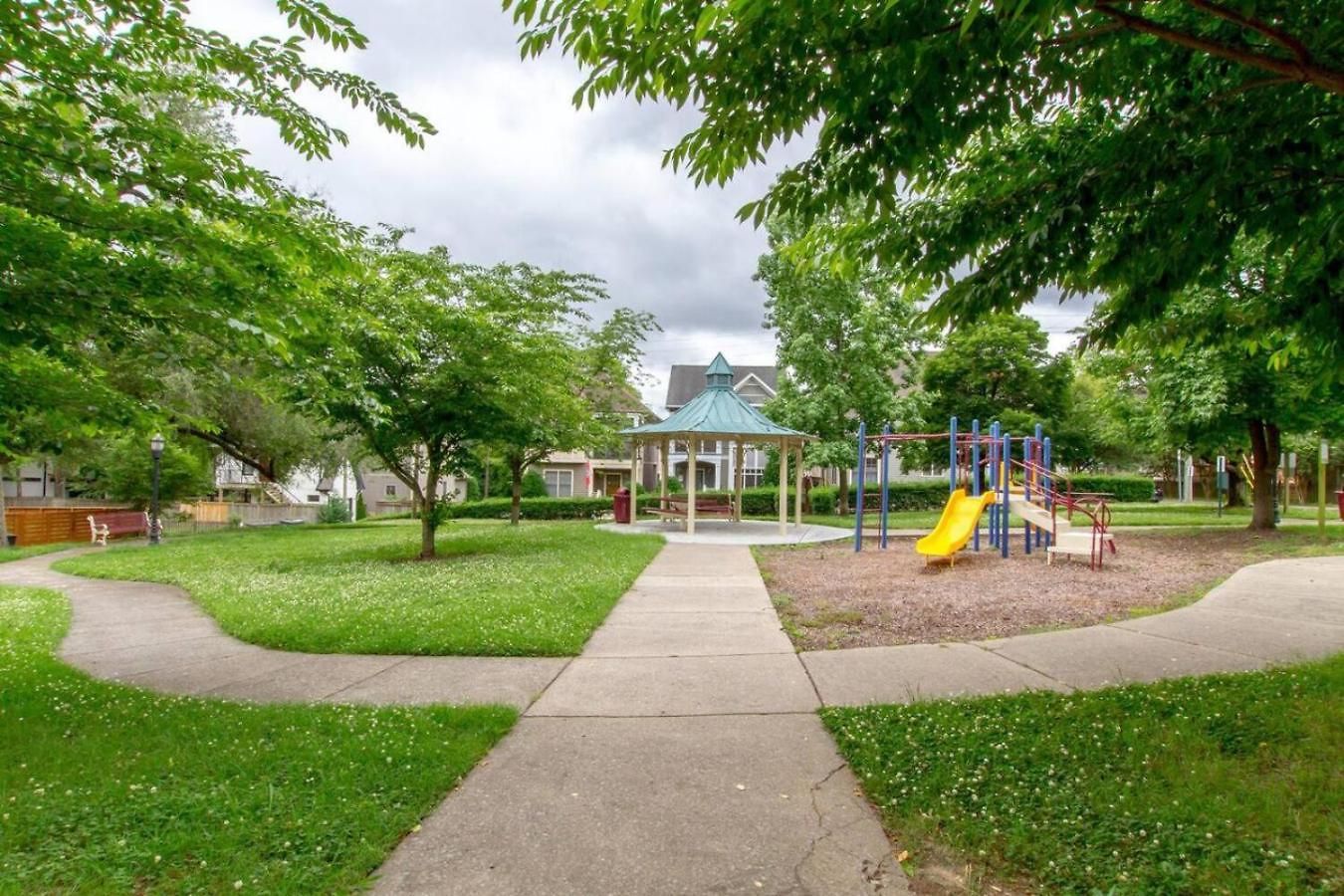 Metropolitan Huge Private Backyard Holiday home *