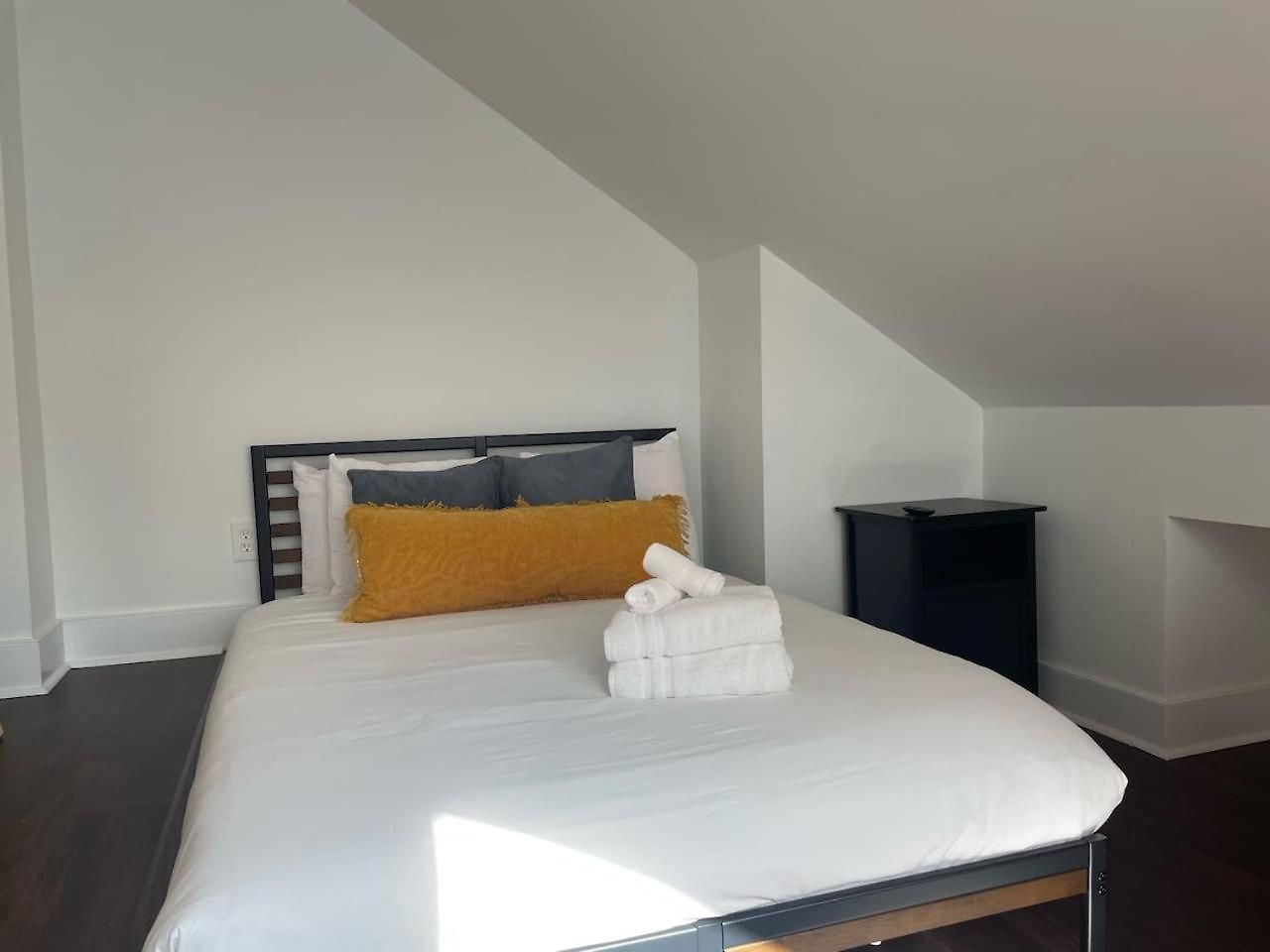 Minutes To Broadway Modern Gated Townhome Nashville