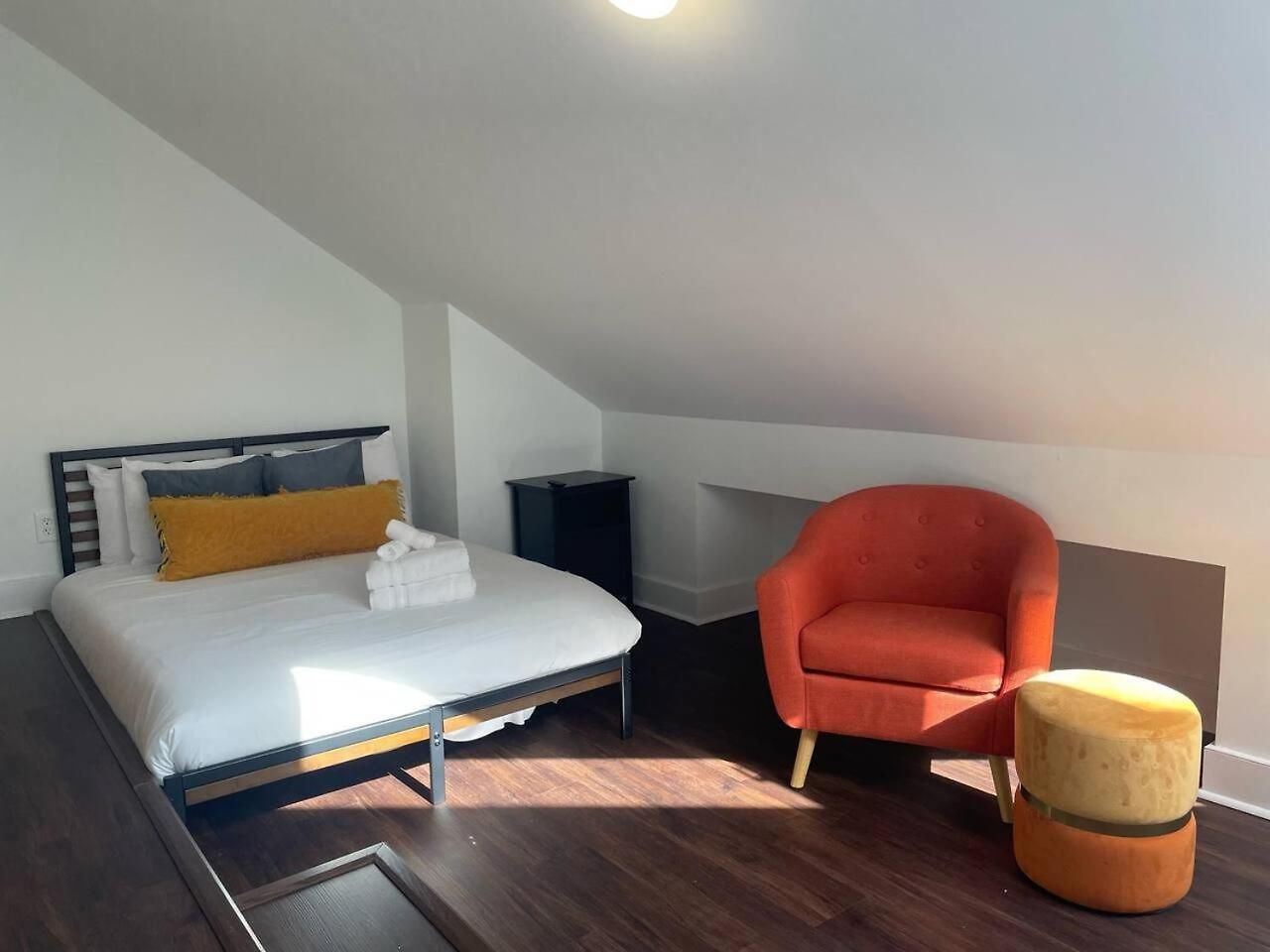 Minutes To Broadway Modern Gated Townhome Holiday home *