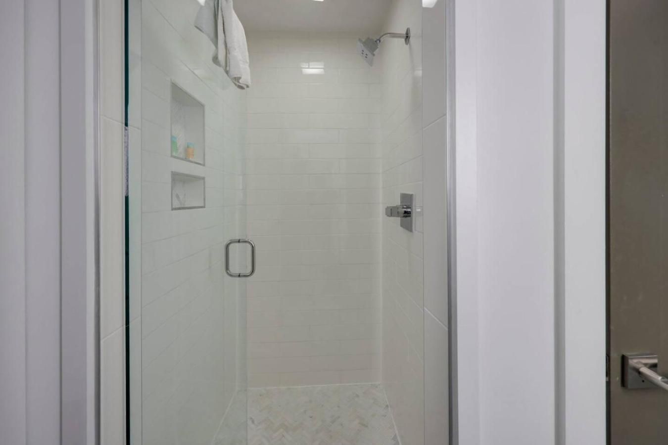 Minutes To Broadway Modern Gated Townhome Holiday home *