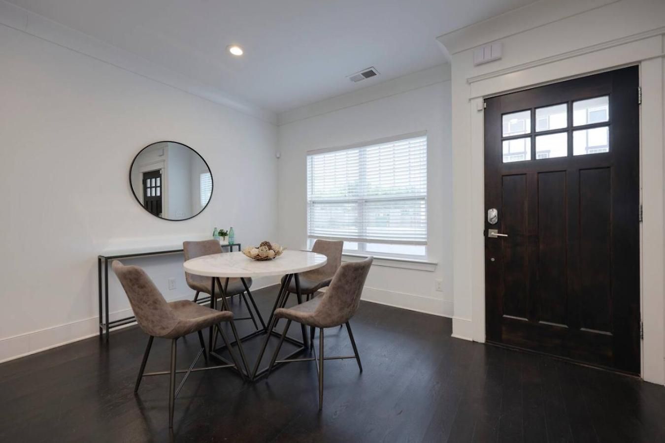 Minutes To Broadway Modern Gated Townhome Holiday home