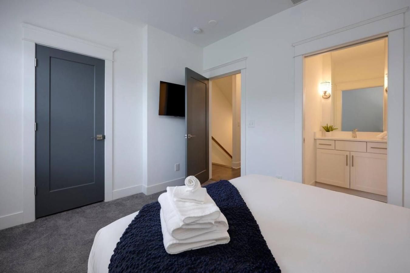 Minutes To Broadway Music Modern Townhome *