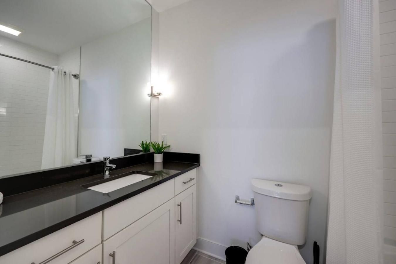 Minutes To Broadway Music Modern Townhome Holiday home Nashville