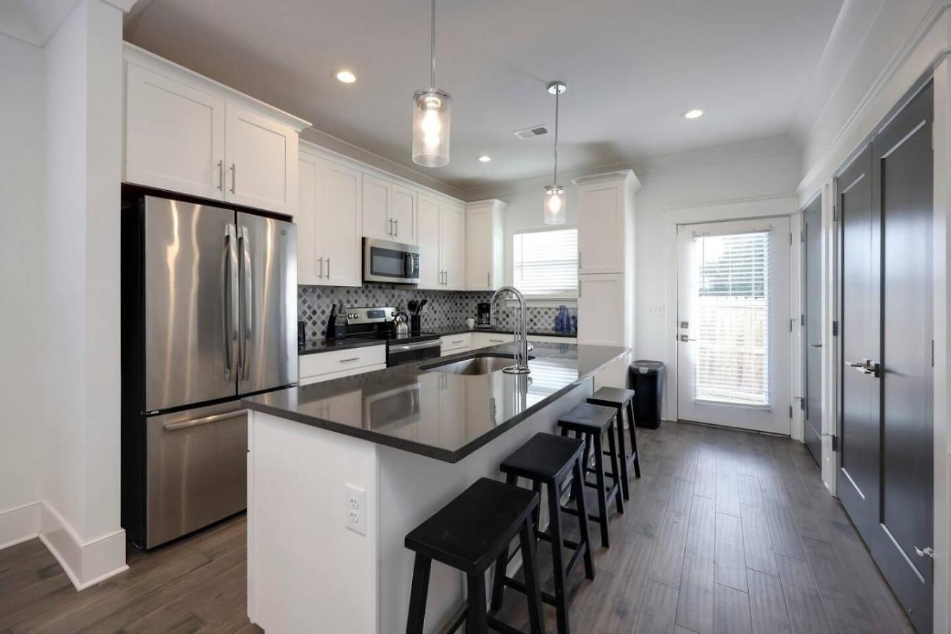 Minutes To Broadway Music Modern Townhome *