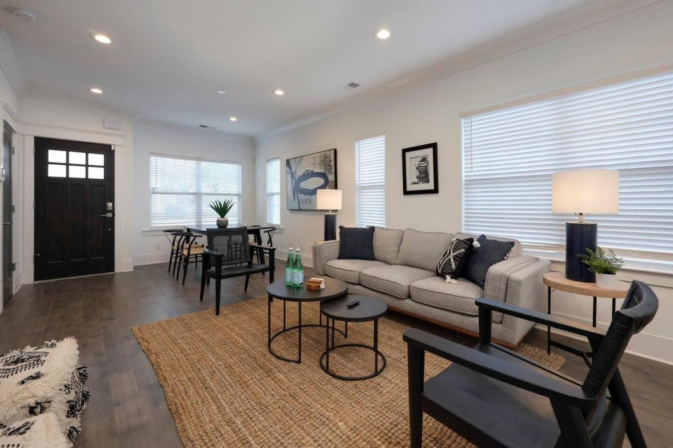 Minutes To Broadway Music Modern Townhome Holiday home