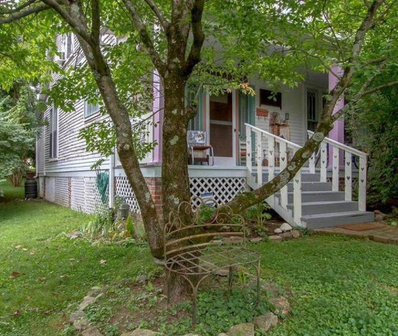 Petite Vintage Charmer Trendy East Holiday home