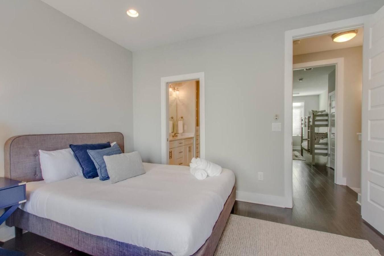 Relaxing Urban Escape Minutes To Downtown Holiday home