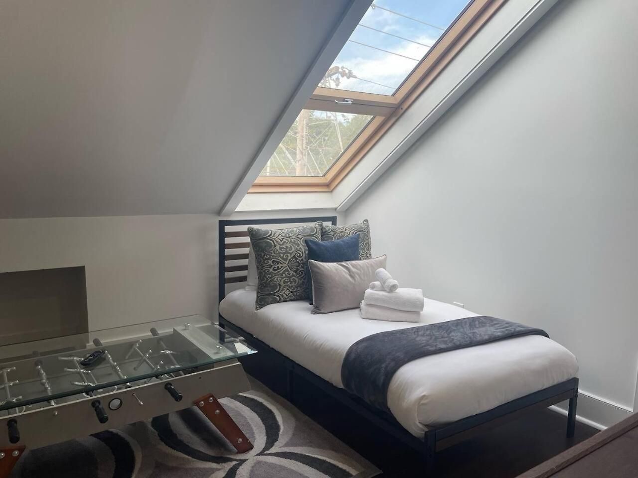 Minutes To Broadway Stunning Townhome *