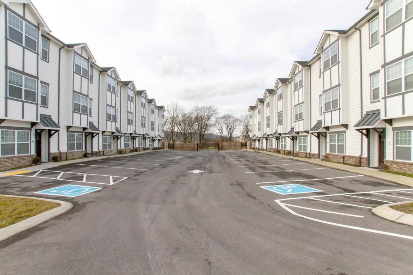 Minutes To Broadway Stunning Townhome