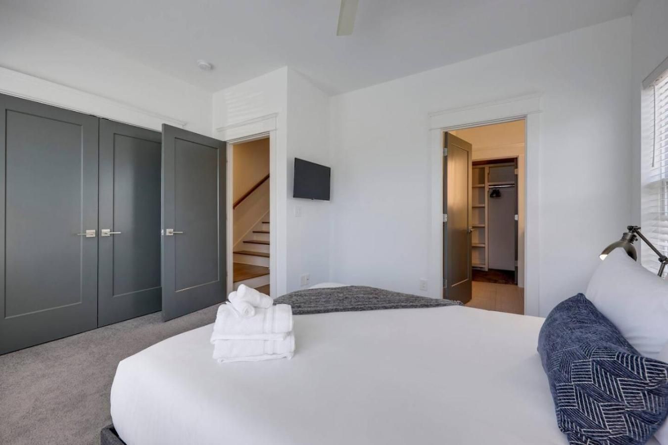 Minutes To Broadway Stunning Townhome Holiday home Nashville