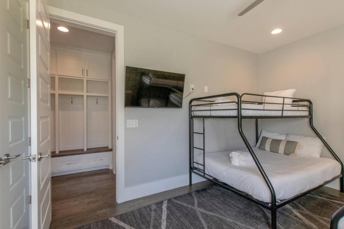 Spacious Gulch Retreat Super Skyline Views * Nashville