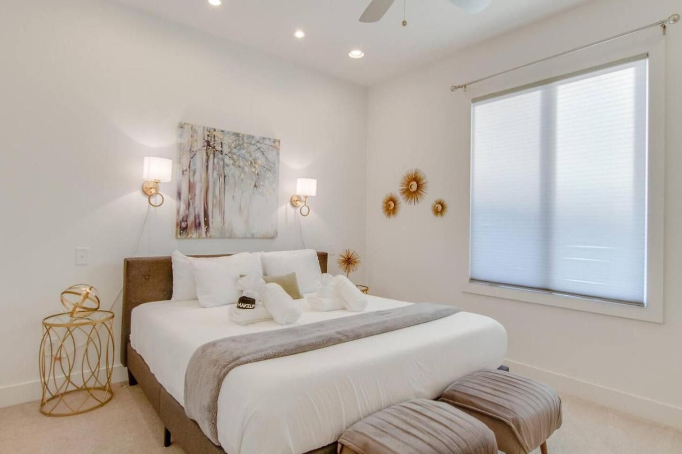 Spacious And Sleek Amazing Location Patio Space Holiday home *