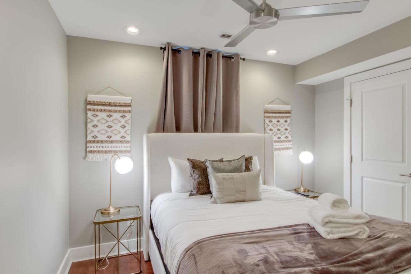 Holiday home Ultra Modern Pad Minutes To Downtown Comfortable Beds