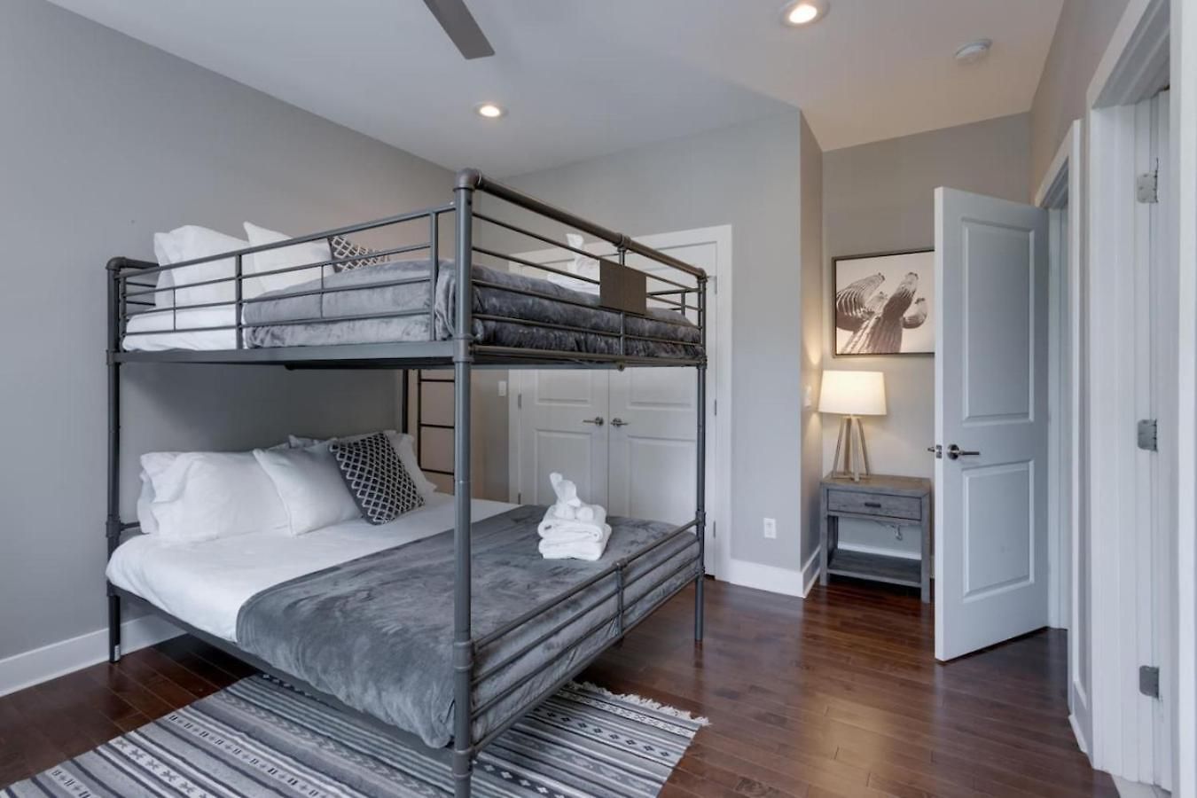 Holiday home Ultra Modern Pad Minutes To Downtown Comfortable Beds