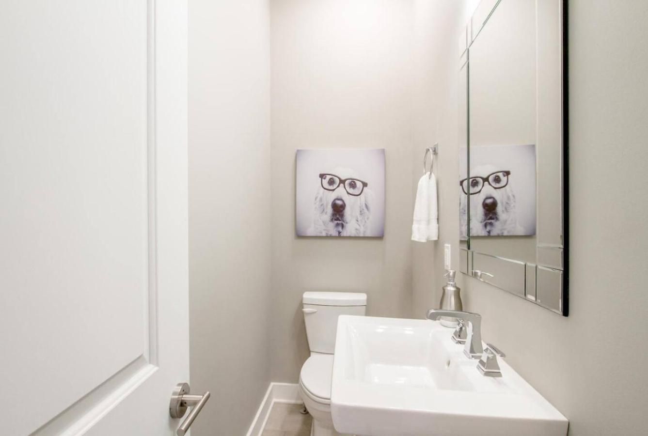 Ultra Modern Pad Minutes To Downtown Comfortable Beds