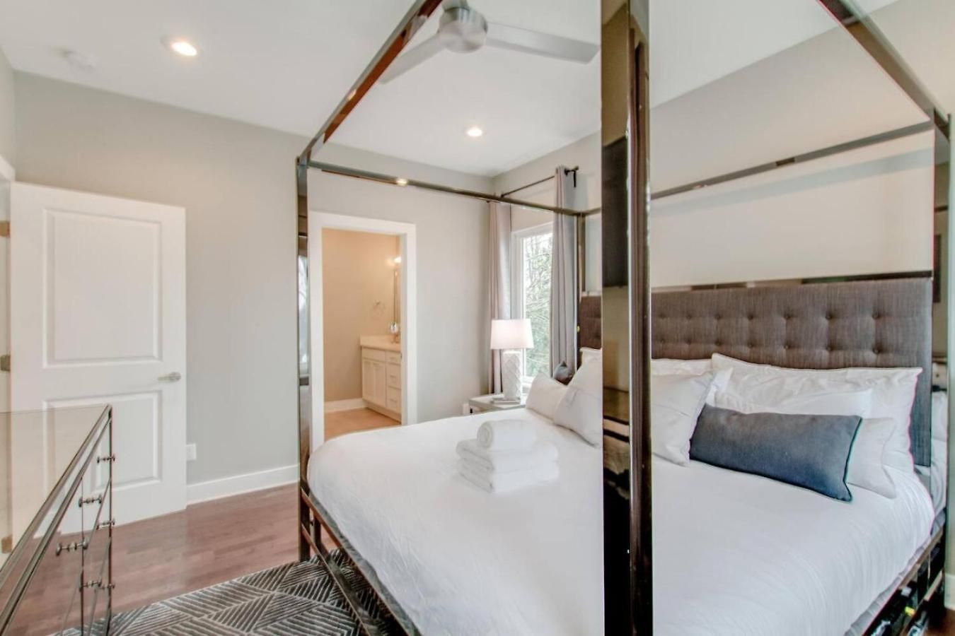 Holiday home Ultra Modern Pad Minutes To Downtown Comfortable Beds
