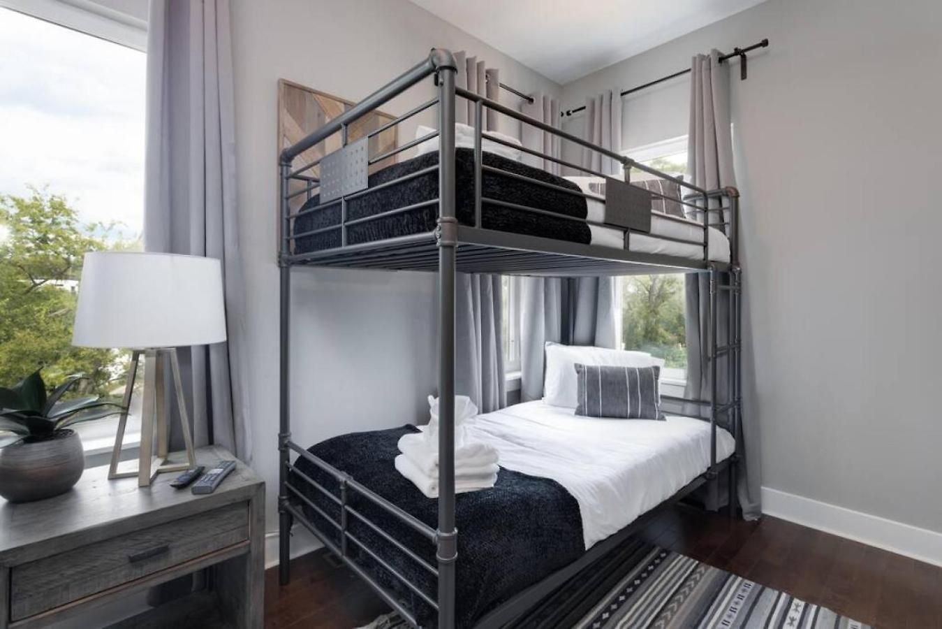 Ultra Modern Pad Minutes To Downtown Comfortable Beds Holiday home *