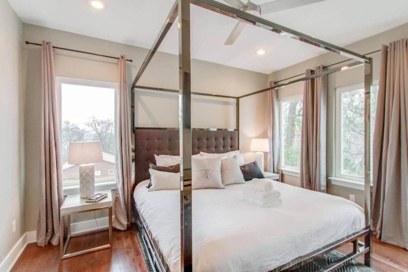 Holiday home Ultra Modern Pad Minutes To Downtown Comfortable Beds *