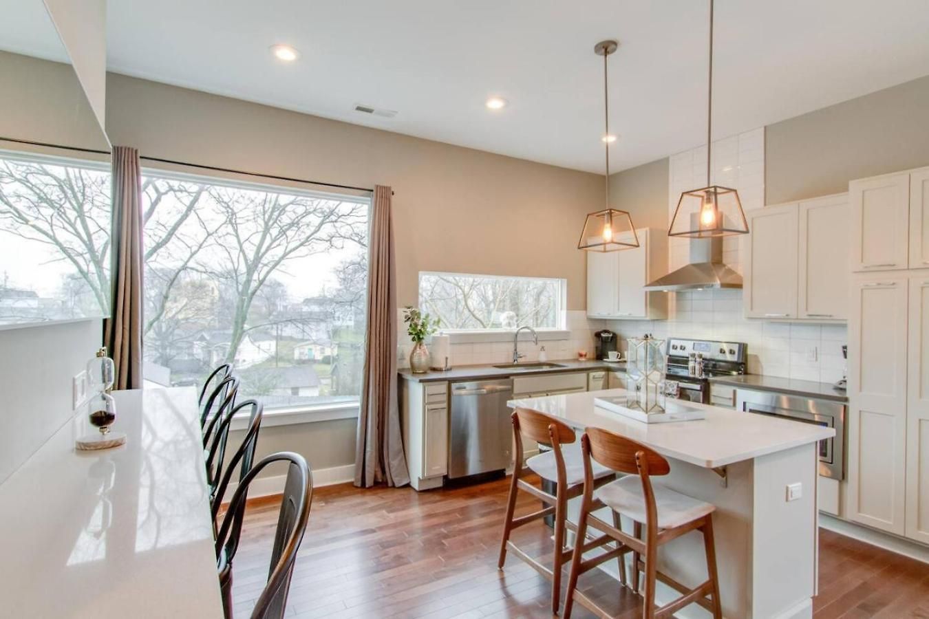 Holiday home Ultra Modern Pad Minutes To Downtown Comfortable Beds