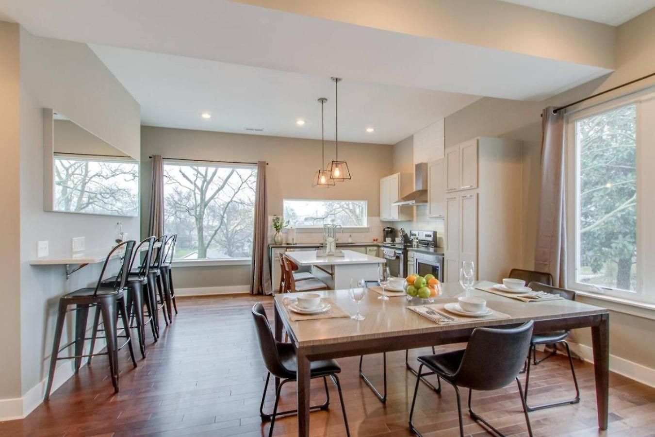 Ultra Modern Pad Minutes To Downtown Comfortable Beds Holiday home *