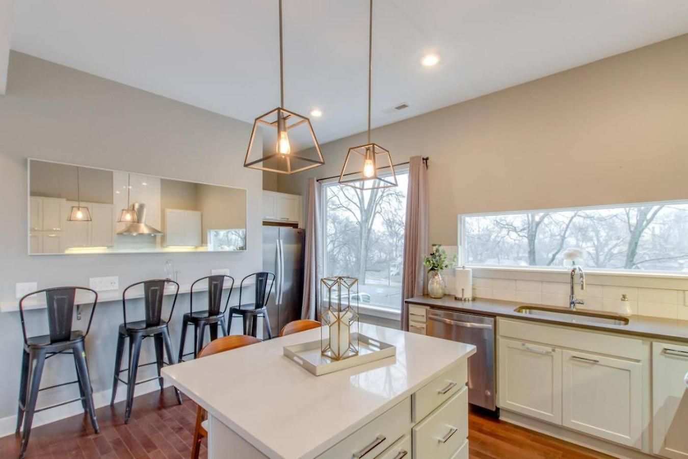 Ultra Modern Pad Minutes To Downtown Comfortable Beds Holiday home