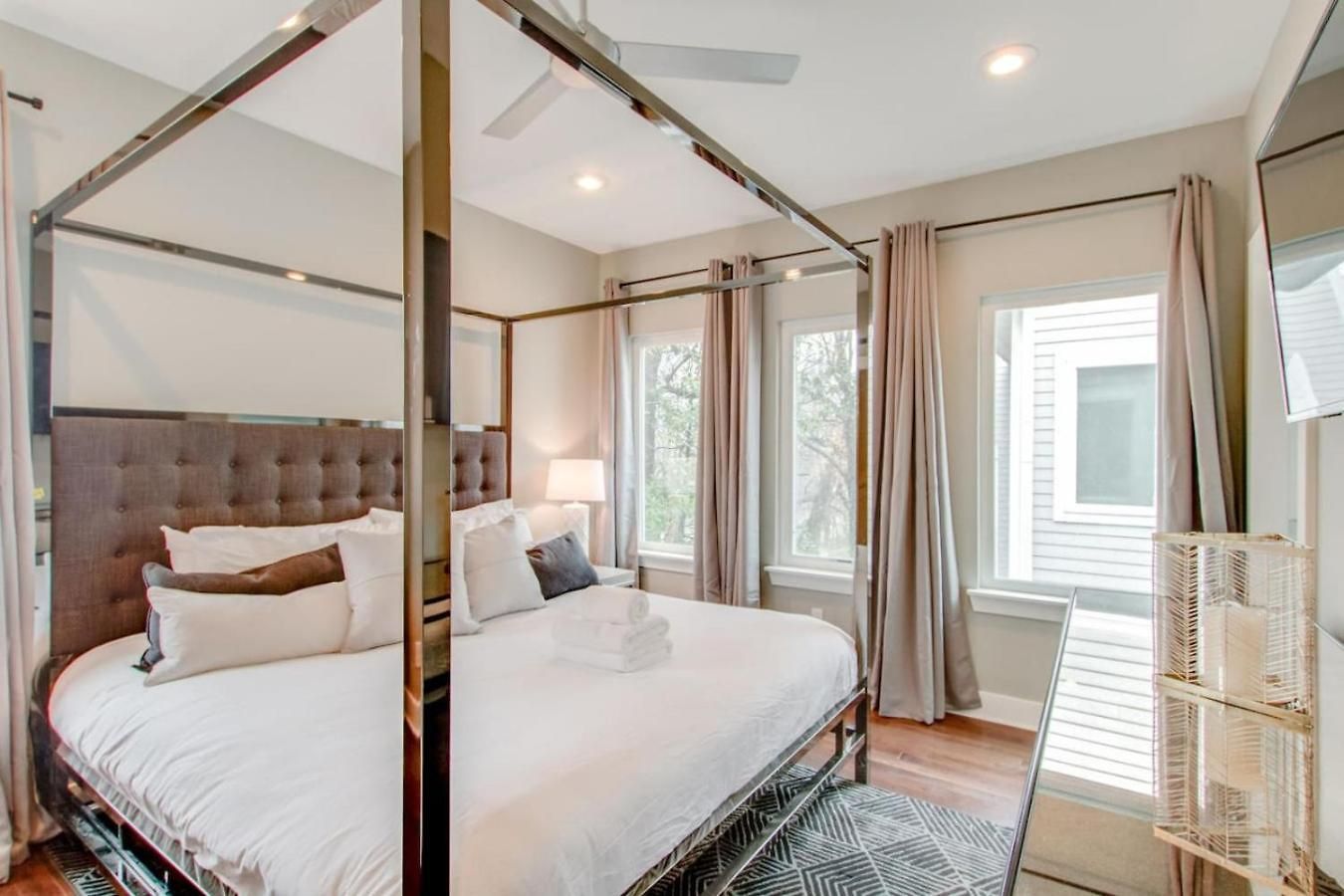 Ultra Modern Pad Minutes To Downtown Comfortable Beds Holiday home *