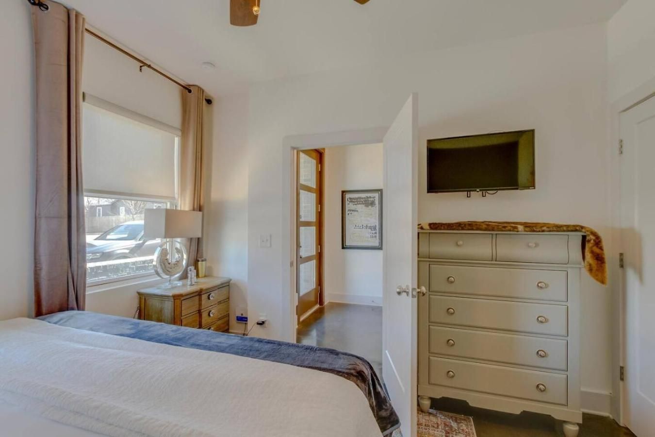 Modern Townhome With Gorgeous Patio Space *