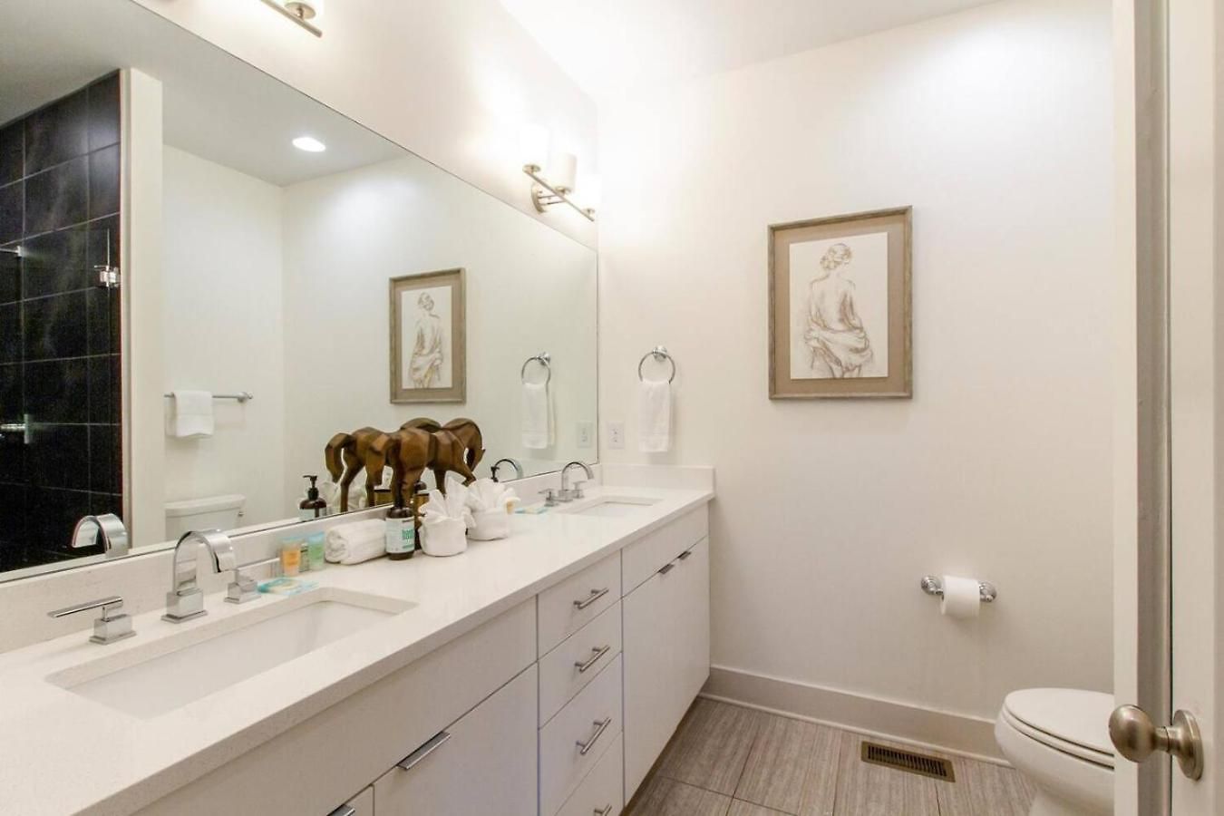 Modern Townhome With Gorgeous Patio Space * Nashville