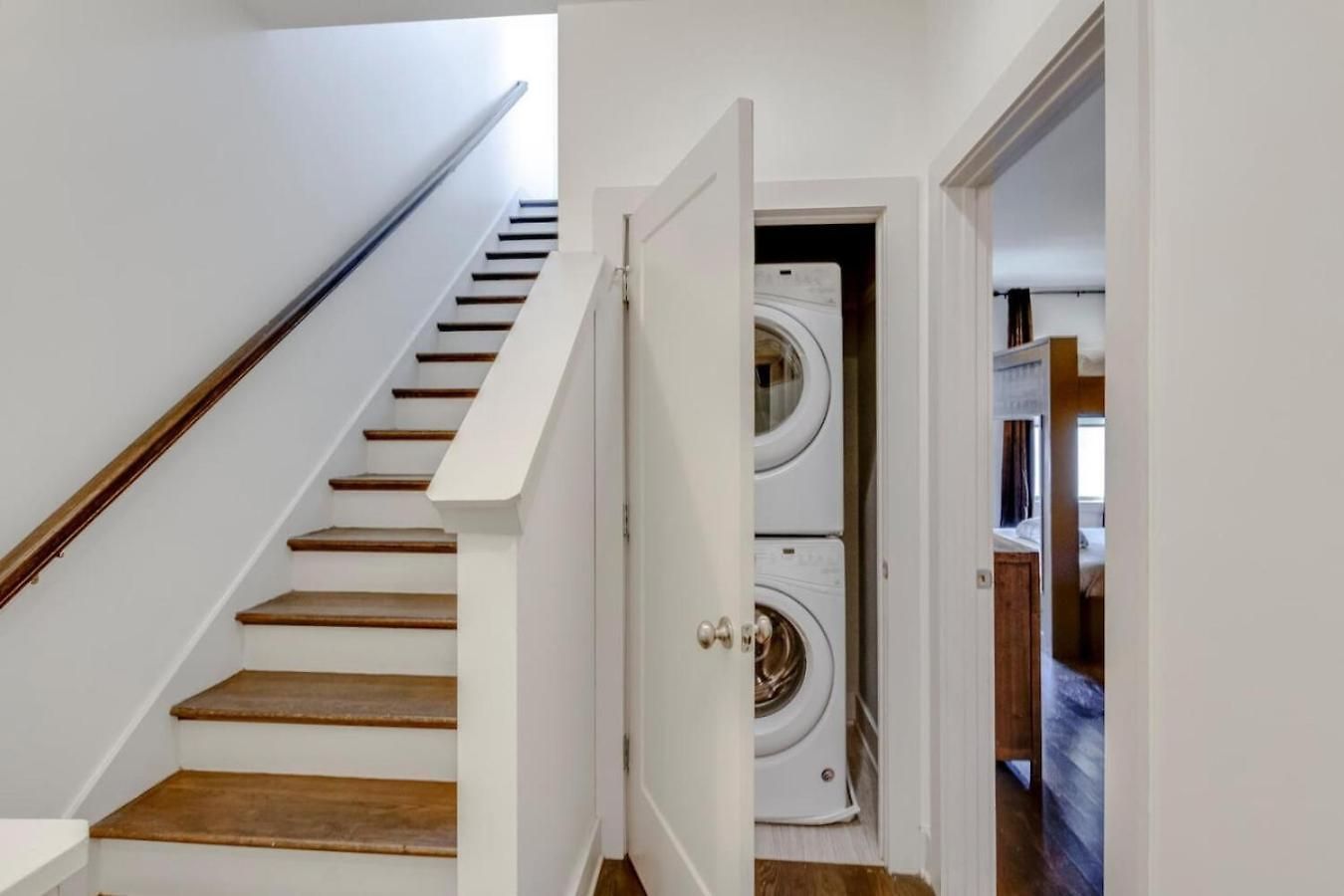 Modern Townhome With Gorgeous Patio Space *
