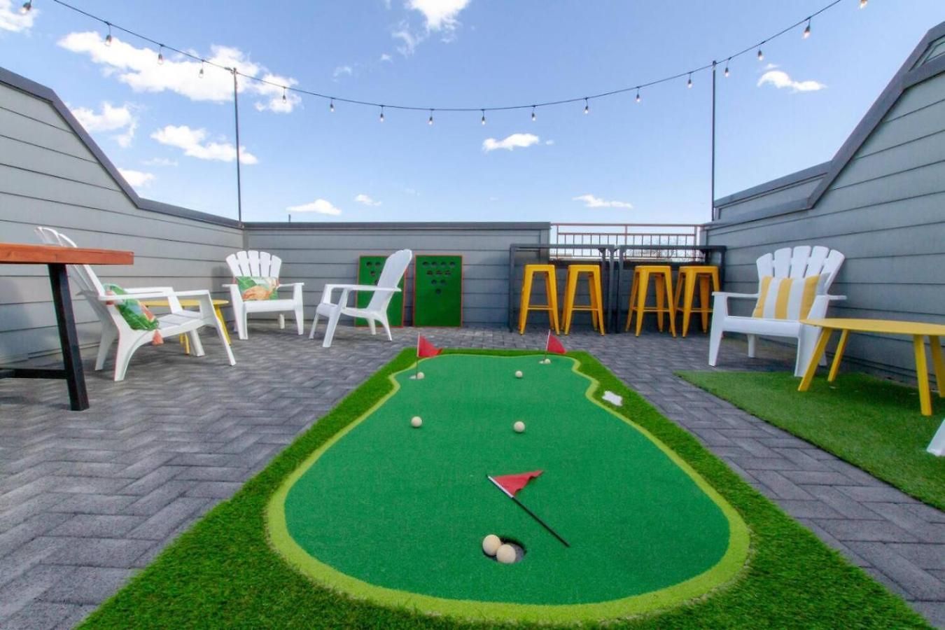 Modern Townhome With Gorgeous Patio Space *