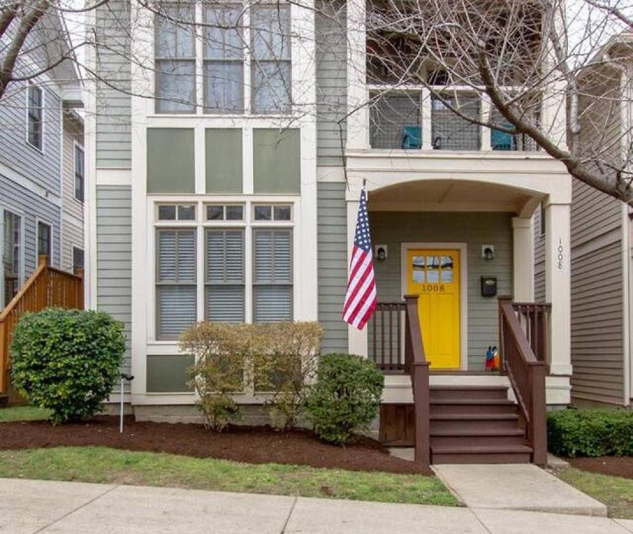 Vibrant Trendy Two Bedroom Near Marathon Village *