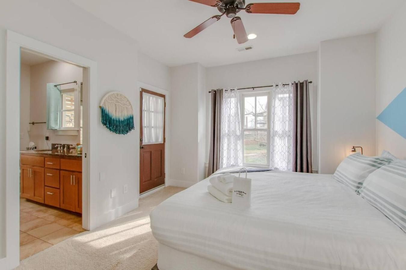 Vibrant Trendy Two Bedroom Near Marathon Village * Nashville
