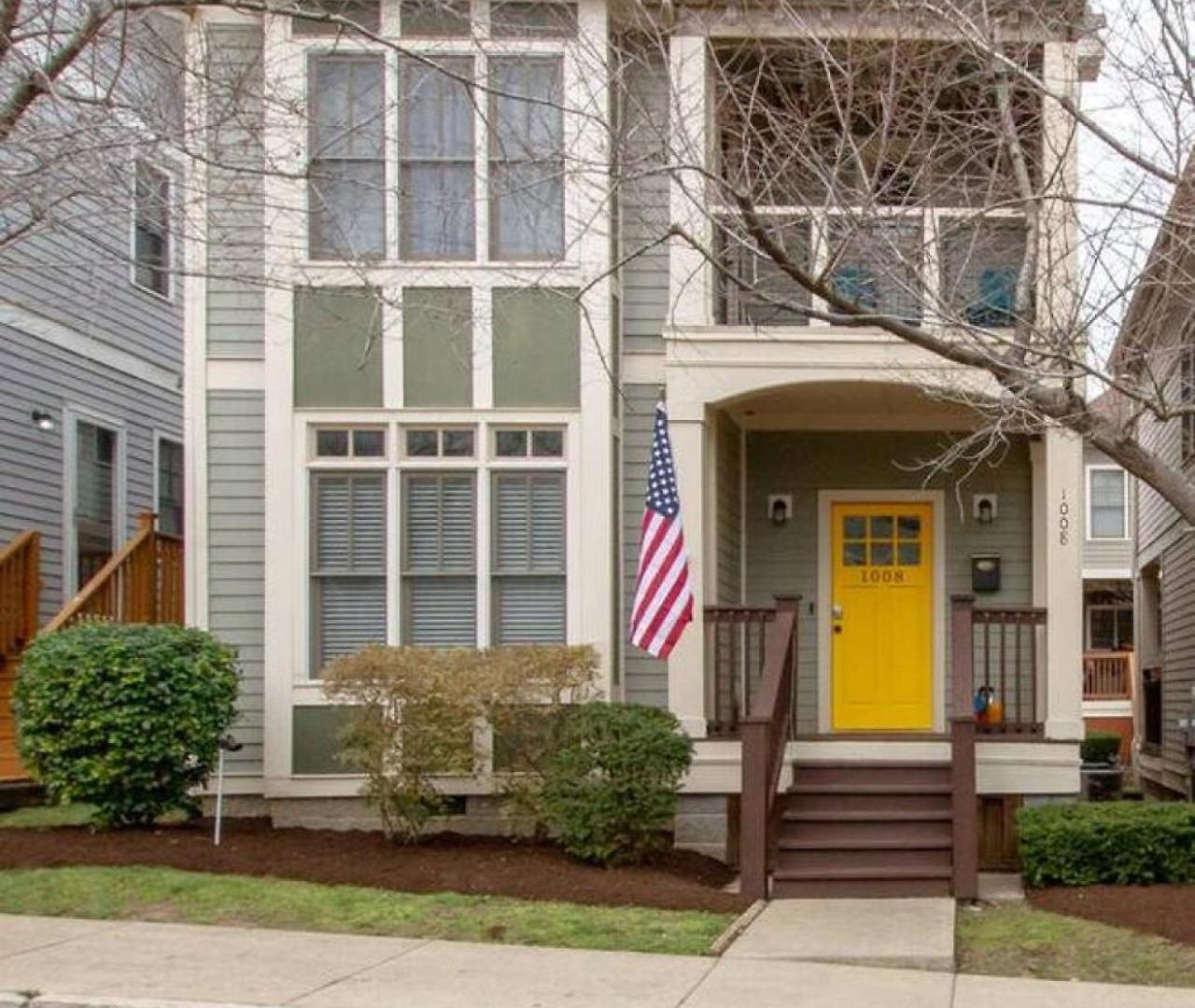 Vibrant Trendy Two Bedroom Near Marathon Village *