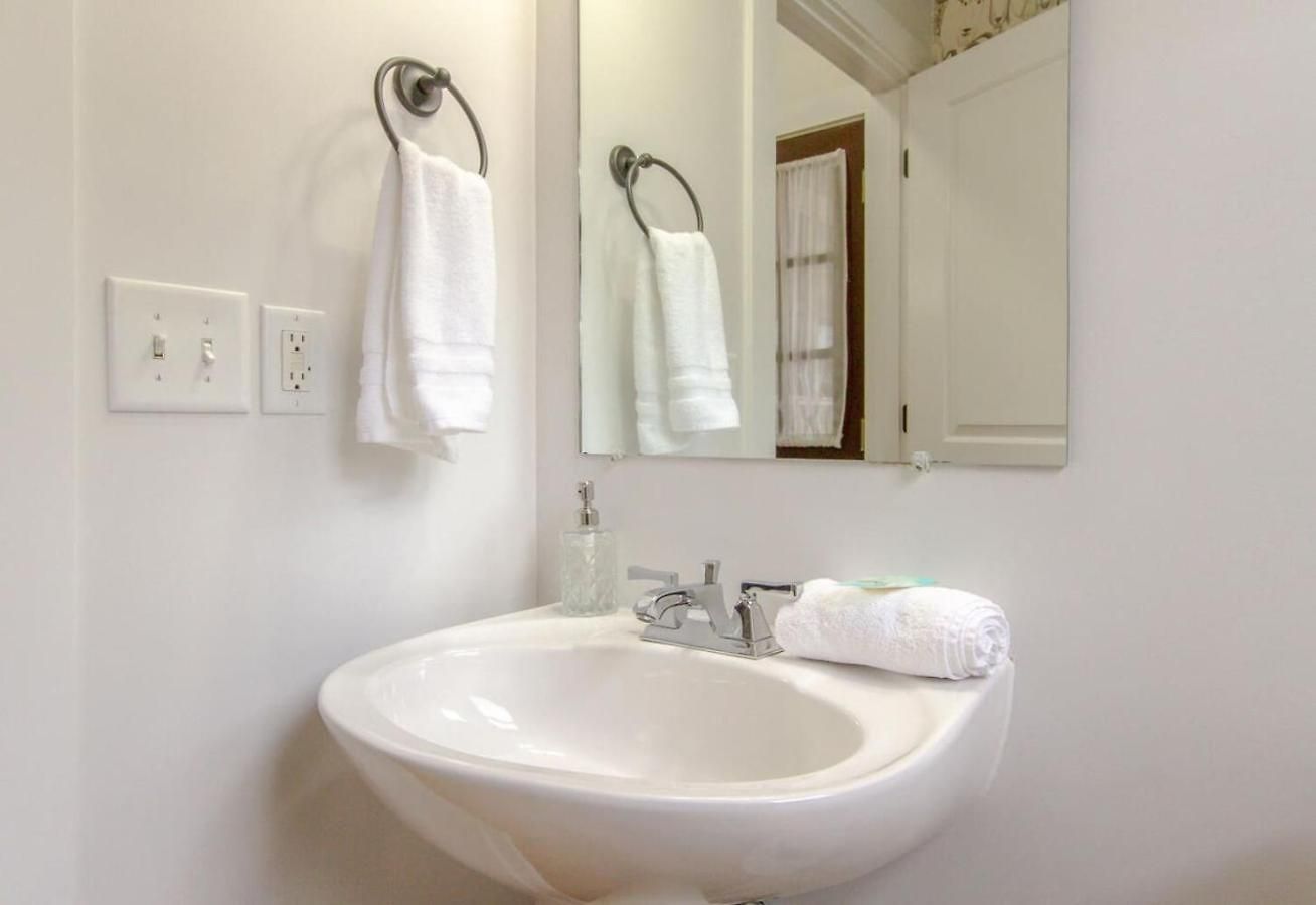 Vibrant Trendy Two Bedroom Near Marathon Village