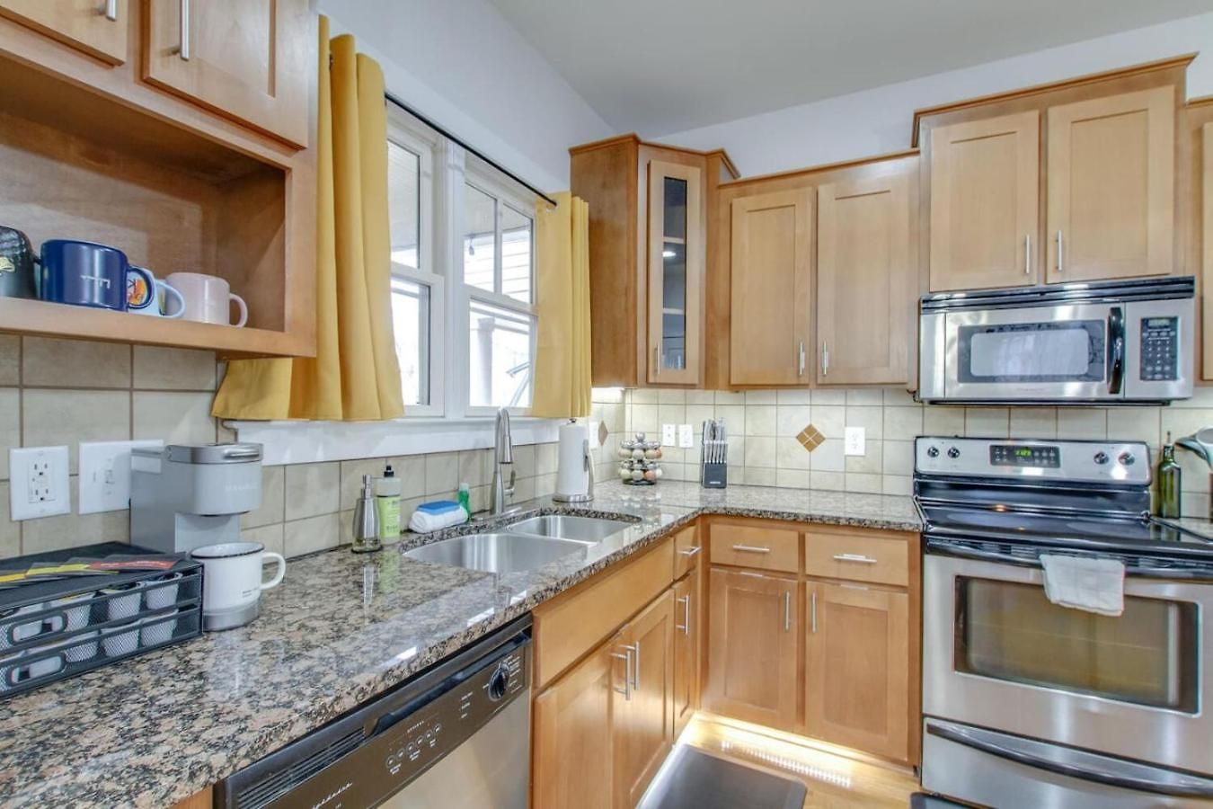 Vibrant Trendy Two Bedroom Near Marathon Village *