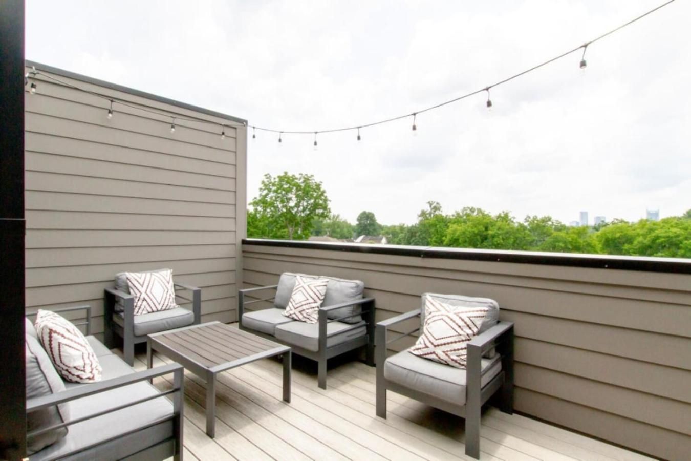 East Nash Superstar- Skyline Views Terrace- Mural Holiday home