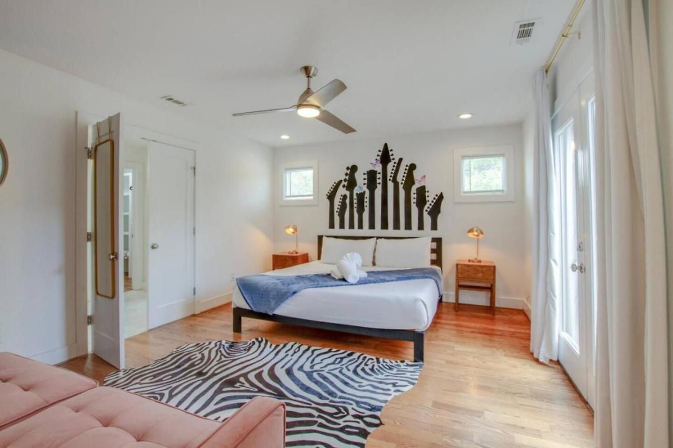 Howdy House New And Trendy With Rooftop Deck Holiday home Nashville