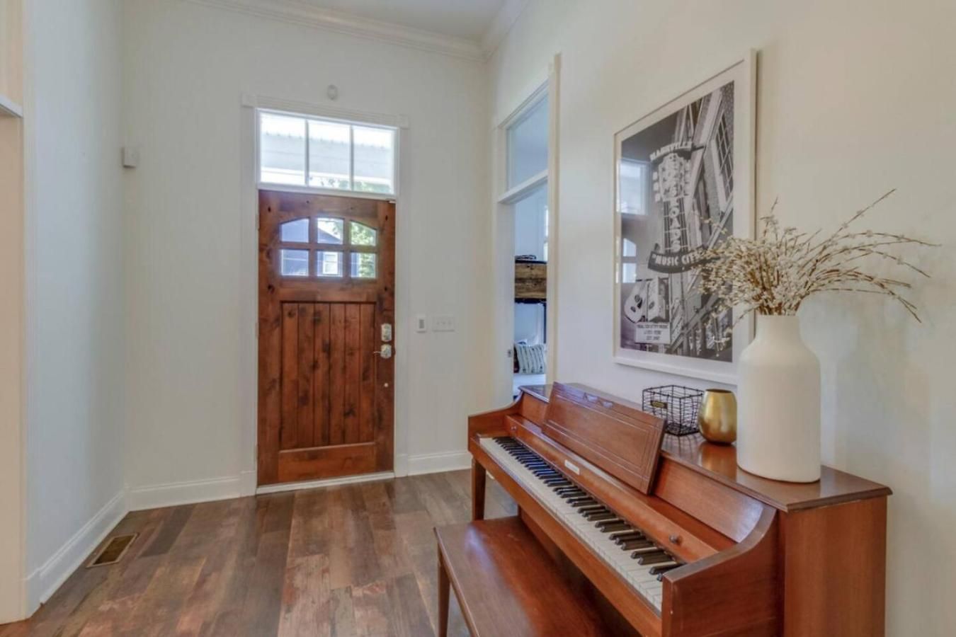 East Nash Enclave Movie Private Yard Holiday home *