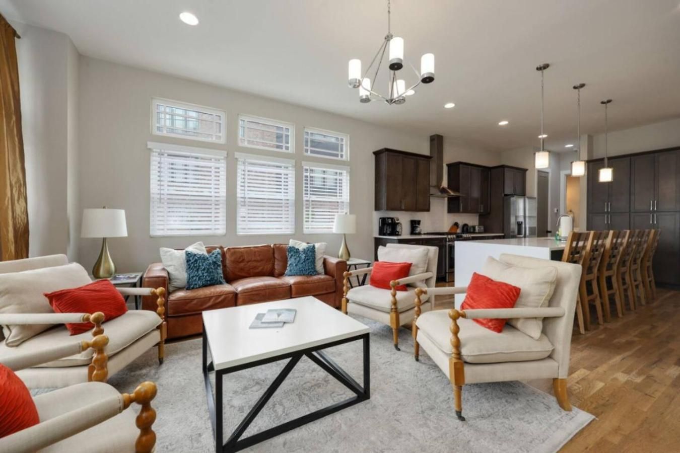 Red Radiance - Hot Tub - Dual Balconies Share Save Holiday home Nashville