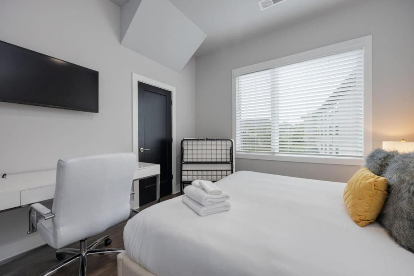 Sapphire Loft 4 Bedroom 4.5 Bath Rooftop Patio Holiday home Nashville