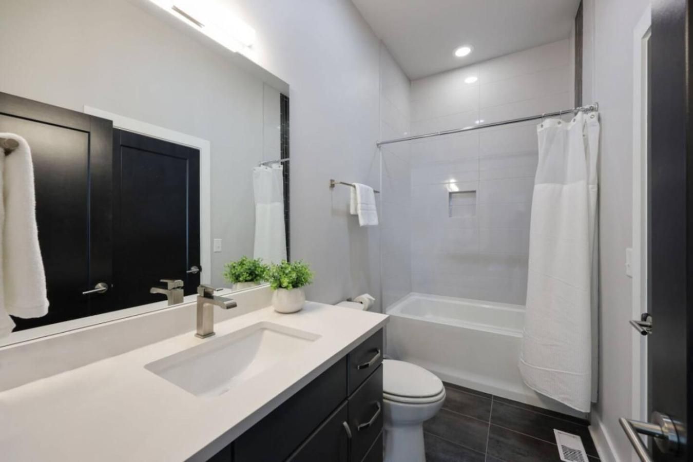 Sapphire Loft 4 Bedroom 4.5 Bath Rooftop Patio * Nashville