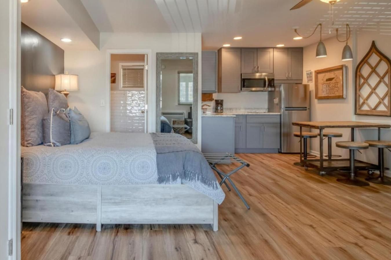 Apartment Urban Hideaway Cozy With Pool Access *