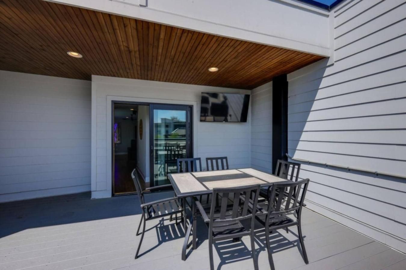 Luxe Rooftop Lounge With Views And Games Holiday home