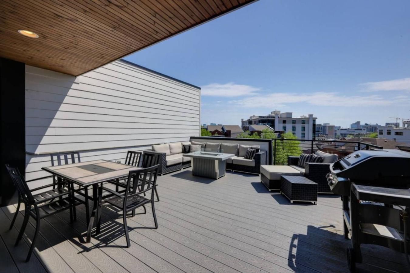 Holiday home Luxe Rooftop Lounge With Views And Games Nashville