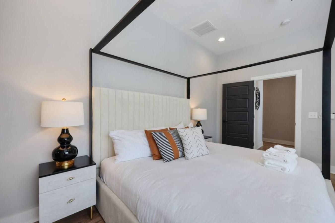 Luxe Rooftop Lounge With Views And Games Holiday home