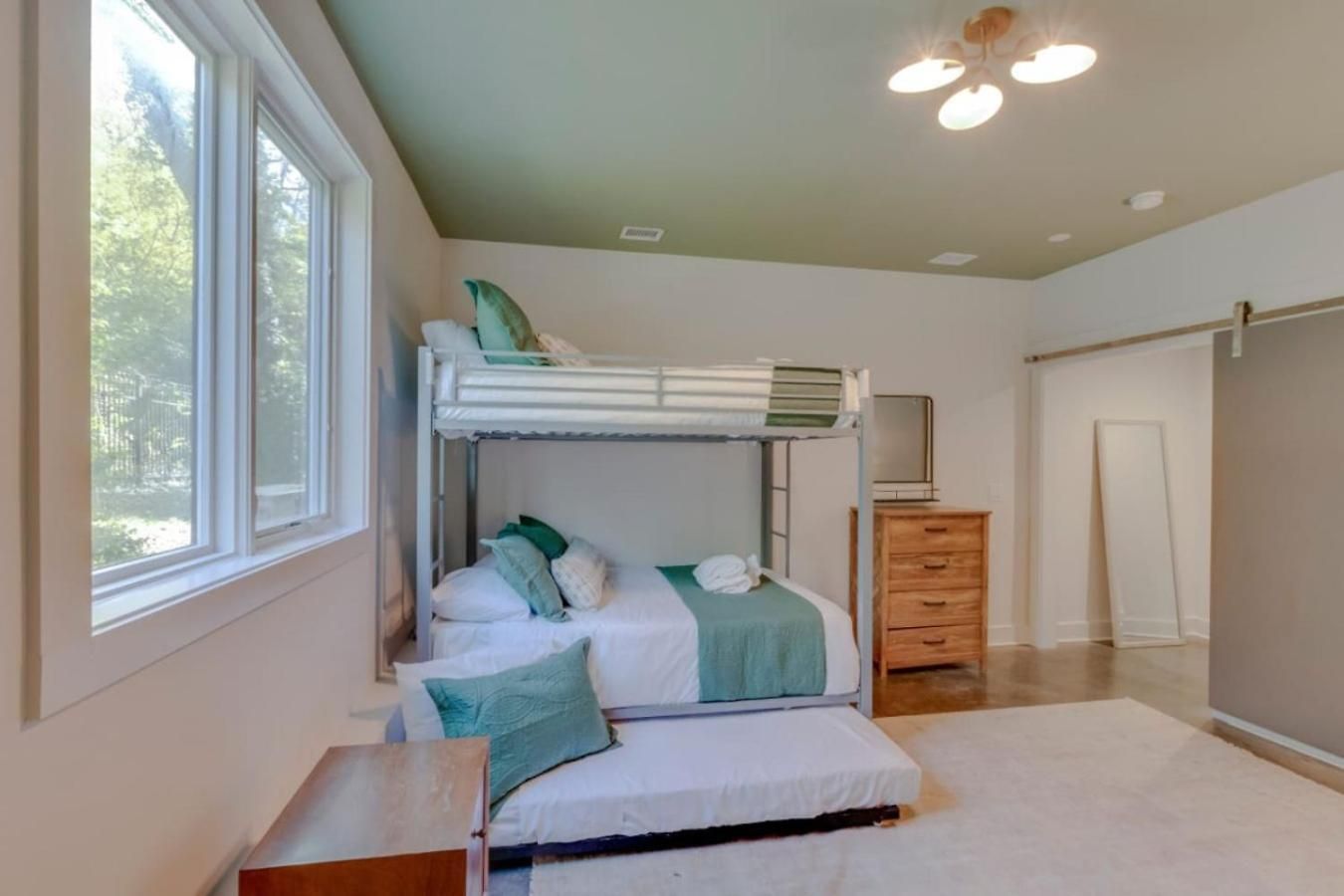 Modern 4 Bedroom 2.5 Bath Gorgeous Getaway *